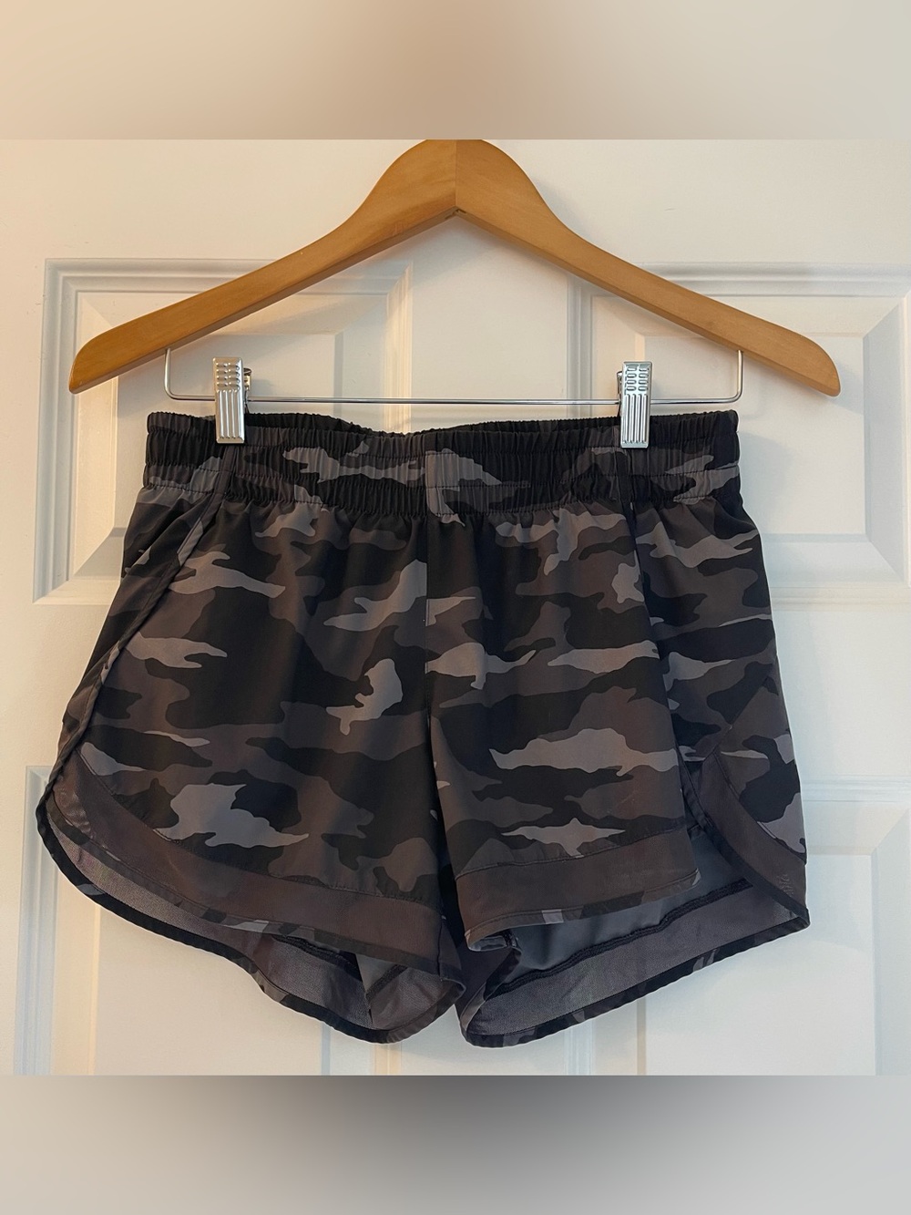 Athleta Printed Mesh Racer Run Shorts 4” - camo size small